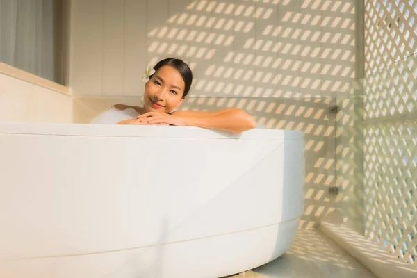 Porträtt Ung Asiatisk Kvinna Koppla Ett Bad Badkar För Spa — Stockfoto