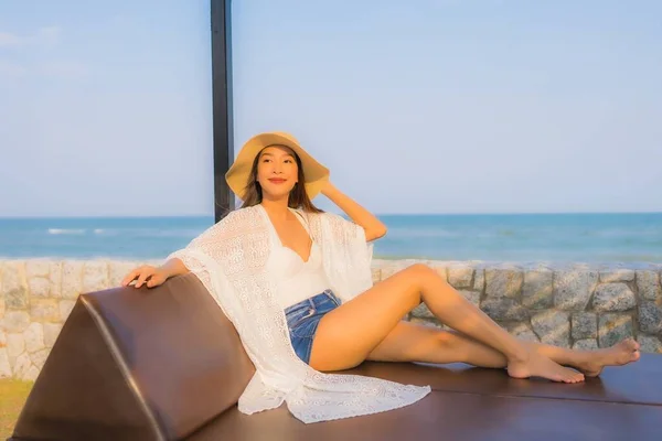 Retrato Jovem Asiático Mulher Feliz Sorriso Relaxar Redor Praia Mar — Fotografia de Stock