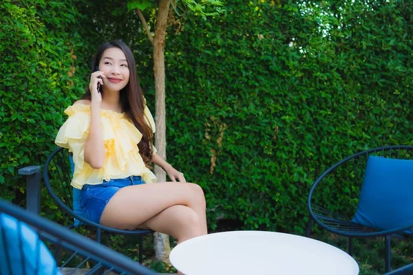 Genç Asyalı Kadın Açık Hava Manzarası Için Akıllı Cep Telefonu — Stok fotoğraf