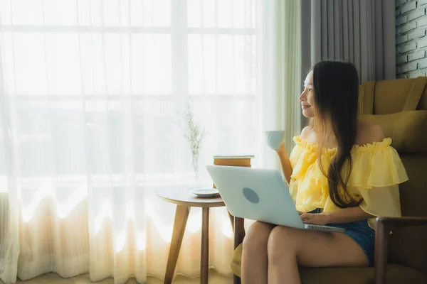 Porträt Junge Asiatische Frau Sitzt Auf Stuhl Mit Laptop Computer — Stockfoto