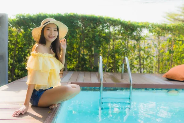 Retrato Jovem Asiático Mulher Feliz Sorriso Relaxar Redor Piscina Livre — Fotografia de Stock