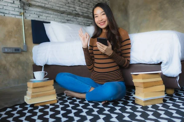 Mujer Asiática Joven Usando Teléfono Móvil Inteligente Con Libro Leído — Foto de Stock