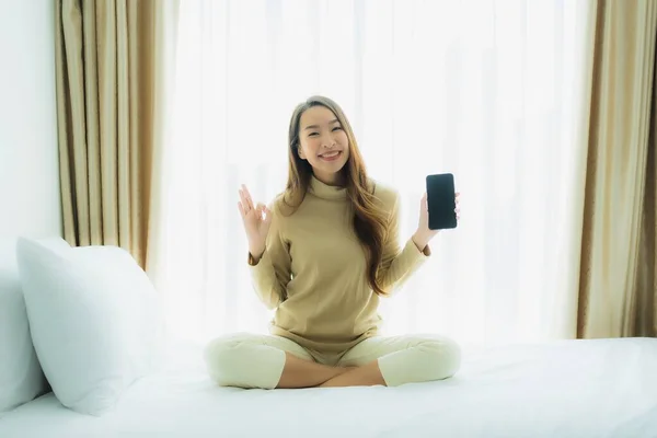 Mladá Asijská Žena Pomocí Mobilního Chytrého Telefonu Posteli Ložnici Interiér — Stock fotografie