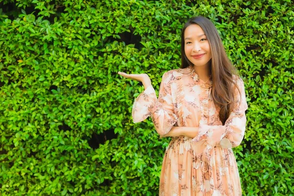 Porträt Schöne Junge Asiatische Frauen Glücklich Lächeln Außenansicht — Stockfoto