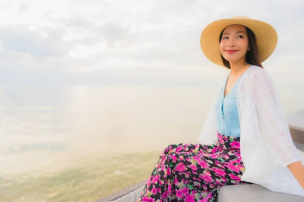 Portré Gyönyörű Fiatal Ázsiai Nők Boldog Mosoly Pihenjen Körül Tenger — Stock Fotó