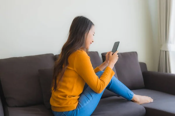 Porträt Junge Asiatin Mit Smartphone Auf Sofa Mit Kissen Wohnzimmer — Stockfoto