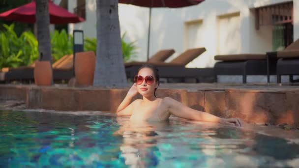 Filmagem Bela Jovem Mulher Asiática Relaxar Torno Piscina Hotel Resort — Vídeo de Stock