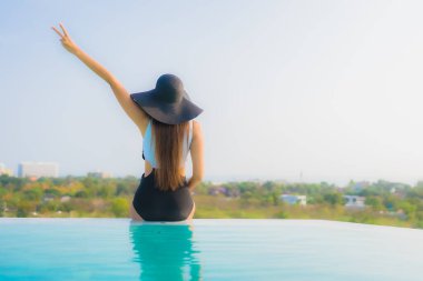 Güzel bir Asyalı kadın portresi. Mutlu bir gülümseme. Otelde yüzme havuzunda rahatla.