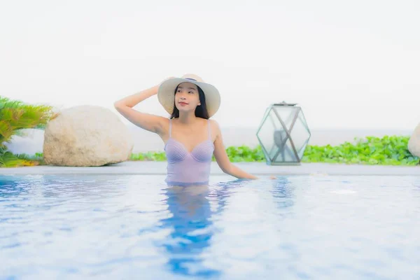 Retrato Bonito Jovem Asiático Mulher Feliz Sorriso Relaxar Redor Piscina — Fotografia de Stock