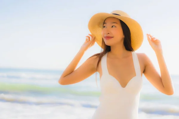 Portret Mooie Jonge Aziatische Vrouw Gelukkig Glimlach Rond Zee Oceaan — Stockfoto