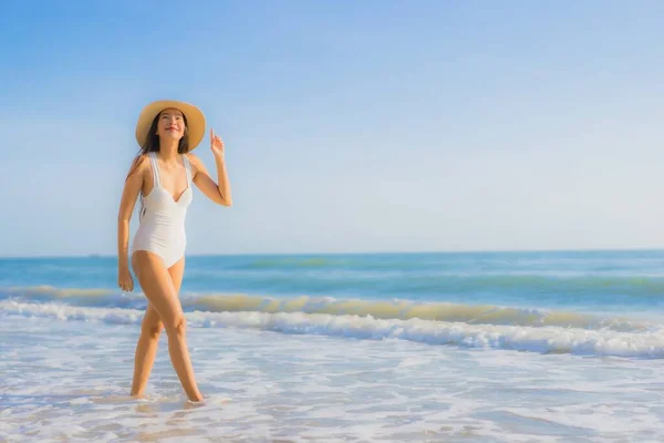 Retrato Bonito Jovem Asiático Mulher Feliz Sorriso Redor Mar Oceano — Fotografia de Stock