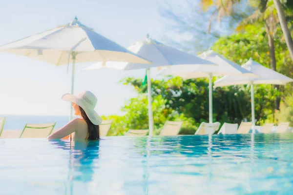 Retrato Hermosa Joven Mujer Asiática Feliz Sonrisa Relajarse Alrededor Piscina — Foto de Stock