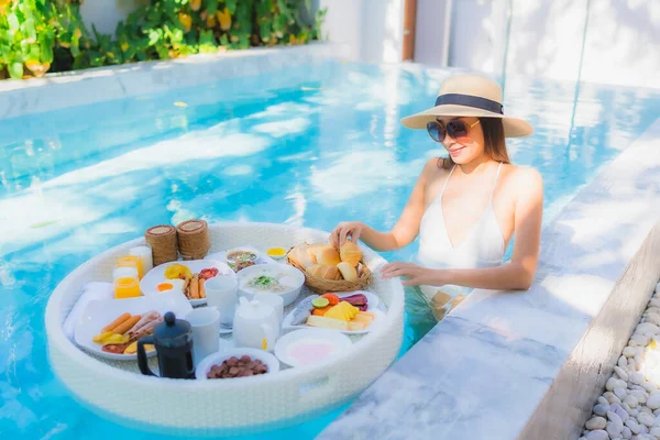 Ritratto Bella Giovane Donna Asiatica Sorriso Felice Con Colazione Galleggiante — Foto Stock