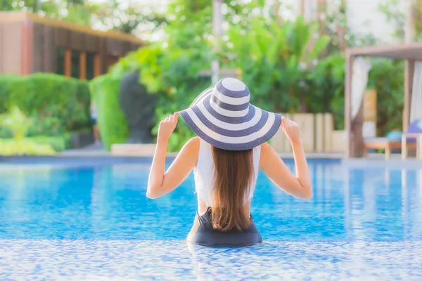 Mooi Portret Jonge Aziatische Vrouw Gelukkig Glimlach Ontspannen Rond Zwembad — Stockfoto