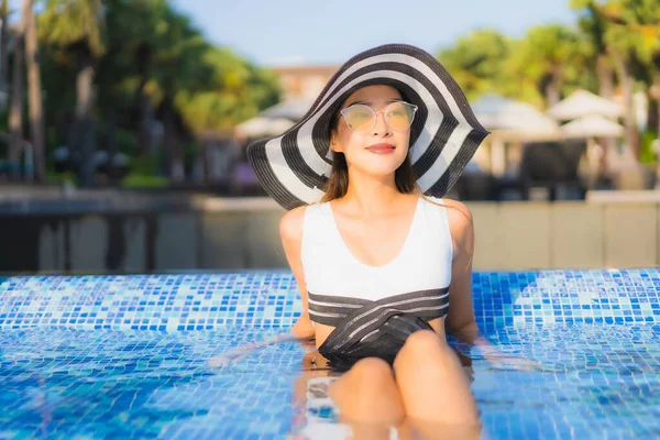 Vakkert Portrett Ung Asiatisk Kvinne Glad Smil Slapper Bassenget Feriehotellet – stockfoto