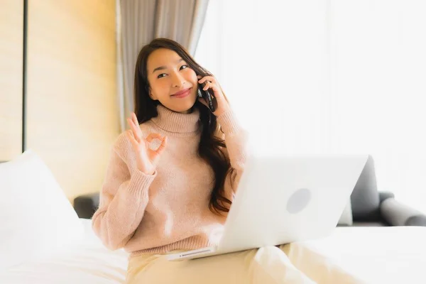 Portret Mooie Jonge Aziatische Vrouw Met Behulp Van Laptop Met — Stockfoto