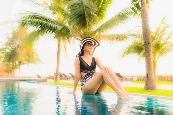 Retrato Bela Jovem Mulher Asiática Relaxar Redor Piscina Livre Hotel — Fotografia de Stock