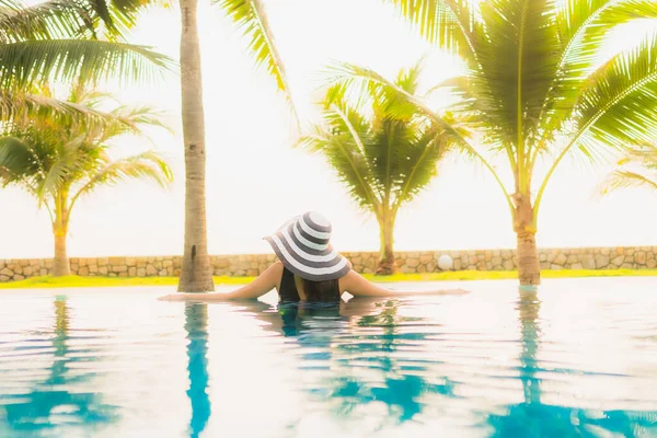 Retrato Bela Jovem Mulher Asiática Relaxar Redor Piscina Livre Hotel — Fotografia de Stock