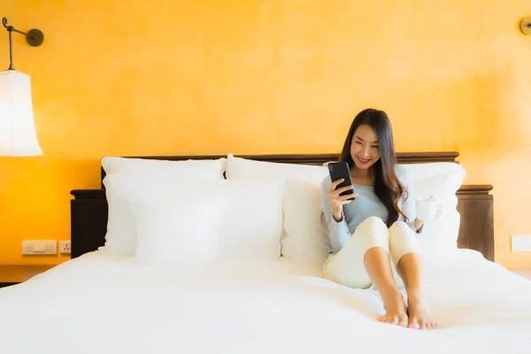Porträt Schöne Junge Asiatische Frau Mit Handy Auf Dem Bett — Stockfoto