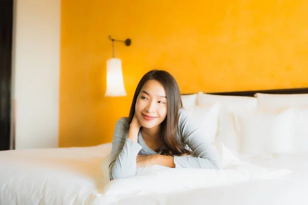 Güzel Bir Asyalı Kadın Portresi Mutlu Bir Gülümseme Yatak Odasında — Stok fotoğraf