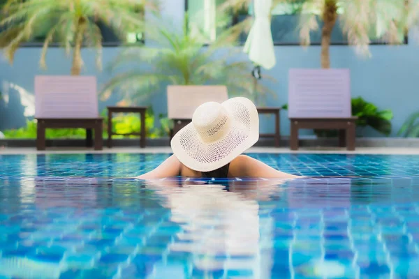 Retrato Hermosa Joven Mujer Asiática Relajarse Alrededor Piscina Complejo Hotelero — Foto de Stock