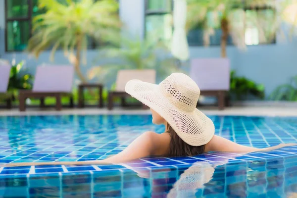 Retrato Hermosa Joven Mujer Asiática Relajarse Alrededor Piscina Complejo Hotelero — Foto de Stock