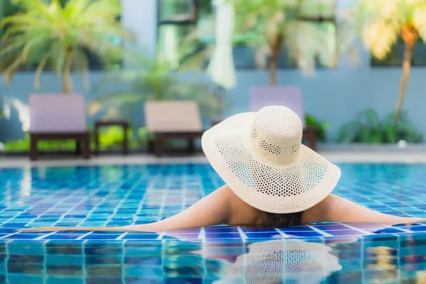 Retrato Hermosa Joven Mujer Asiática Relajarse Alrededor Piscina Complejo Hotelero — Foto de Stock