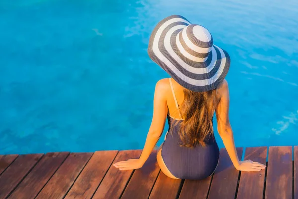 Retrato Hermosa Joven Mujer Asiática Relajarse Alrededor Piscina Complejo Hotelero — Foto de Stock