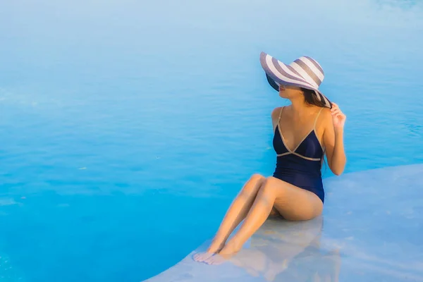 Retrato Hermosa Joven Mujer Asiática Relajarse Alrededor Piscina Complejo Hotelero — Foto de Stock