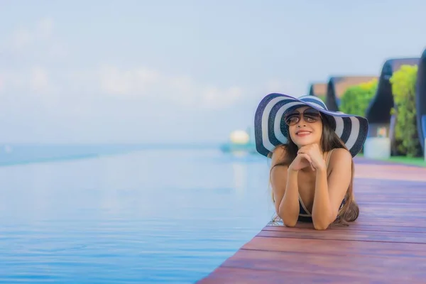 Retrato Bela Jovem Asiática Mulher Relaxar Torno Piscina Hotel Resort — Fotografia de Stock