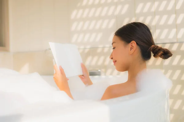 Porträt Junge Asiatin Liest Buch Badewanne Für Wellness Konzept — Stockfoto