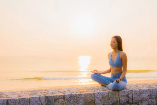 Portrait Young Asian Woman Meditation Sea Beach Ocean Sunrise Health — Stock Photo, Image