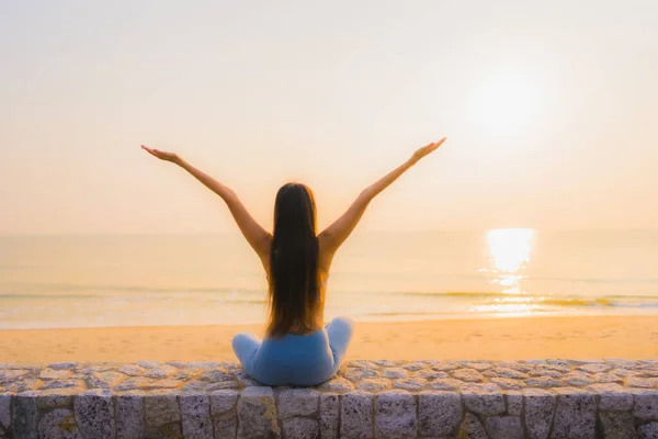 Retrato Jovem Mulher Asiática Fazer Meditação Torno Mar Praia Oceano — Fotografia de Stock