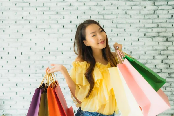 Porträtt Ung Asiatisk Kvinna Som Håller Färgglada Shoppingväska Med Glada — Stockfoto