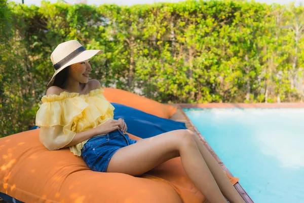 Retrato Jovem Asiático Mulher Feliz Sorriso Relaxar Redor Piscina Livre — Fotografia de Stock