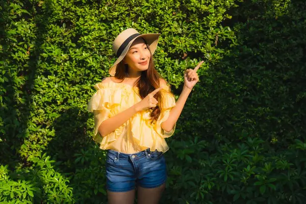 年轻的亚洲女人在户外自然花园的景色下开心地笑着放松一下 — 图库照片