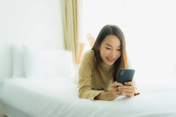 Jonge Aziatische Vrouw Met Behulp Van Mobiele Smartphone Bed Slaapkamer — Stockfoto