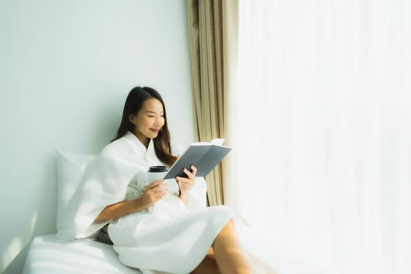 Junge Asiatische Frau Mit Kaffeetasse Und Buch Auf Dem Bett — Stockfoto