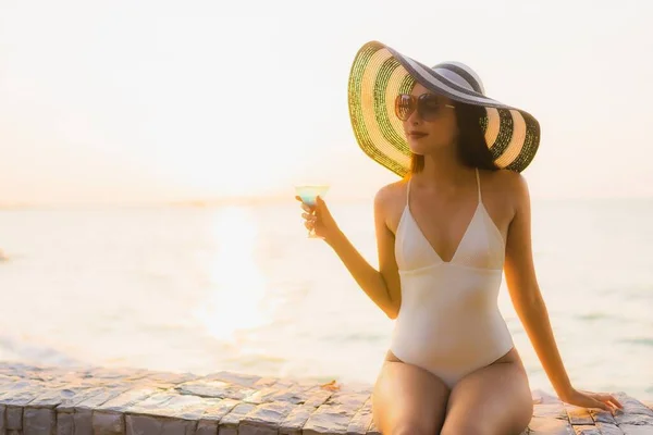 Retrato Hermosas Mujeres Asiáticas Jóvenes Sonrisa Feliz Relajarse Con Cócteles —  Fotos de Stock