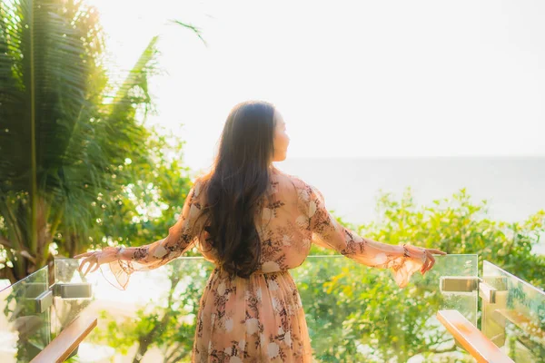 美しい若いアジアの女性の笑顔屋外の幸せな笑顔ヤシの木と熱帯の自然のビーチの海の周りにリラックス — ストック写真