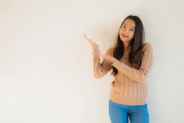 Portré Gyönyörű Fiatal Ázsiai Nők Mosolyognak Boldog Sok Akció Másolási — Stock Fotó