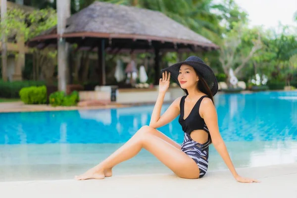 Portrait Belles Jeunes Femmes Asiatiques Heureux Sourire Détendre Autour Piscine — Photo