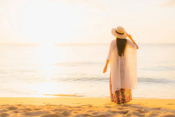 美丽的年轻亚洲女人在日落或日出时分 在海滨海域放松一下 去度假 — 图库照片
