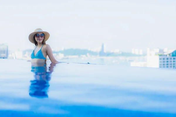 Retrato Bonito Jovem Asiático Mulheres Feliz Sorriso Relaxar Piscina Livre — Fotografia de Stock