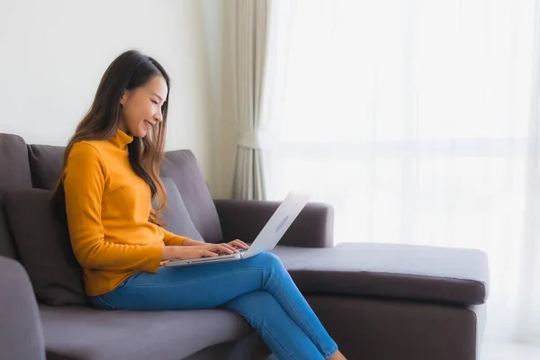 Porträt Junge Asiatische Frau Mit Laptop Computer Notizbuch Auf Dem — Stockfoto