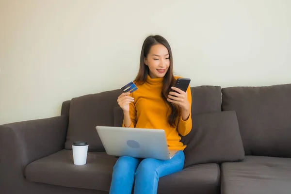 Porträt Junge Asiatin Nutzt Laptop Computer Mit Smartphone Und Kreditkarte — Stockfoto