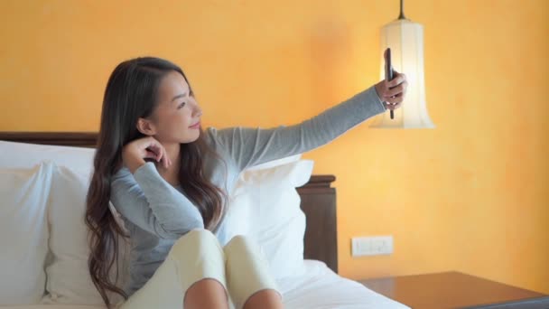 Metraje Hermosa Mujer Asiática Tomando Selfie Con Teléfono Inteligente Casa — Vídeos de Stock