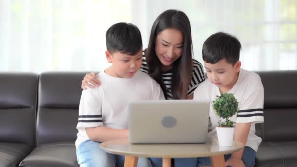 Filmato Asiatica Madre Due Bambini Utilizzando Computer Portatile Insieme Casa — Video Stock