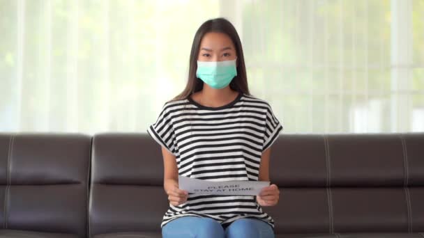 Metraje Mujer Asiática Máscara Médica Mostrando Papel Con Por Favor — Vídeos de Stock