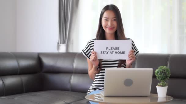 美丽的亚洲女人在检疫期间 请呆在家里 并在家中登记 — 图库视频影像